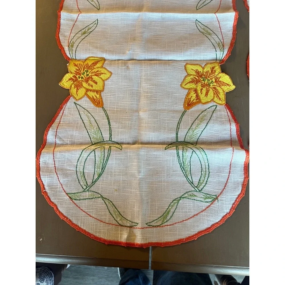 Vintage Table Runner Set 3pc White Yellow Orange Floral Lily Embroidered Linens